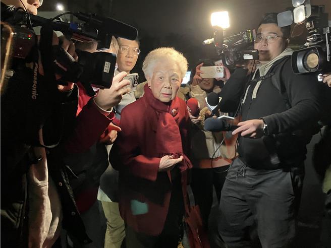 柯妈何瑞英在6点20分左右步出医院，媒体追问柯妈很久没看到儿子，有没有跟柯文哲说什么？柯妈说，「没有啊，他（柯文哲）在哭啊。」（王惠慧摄）