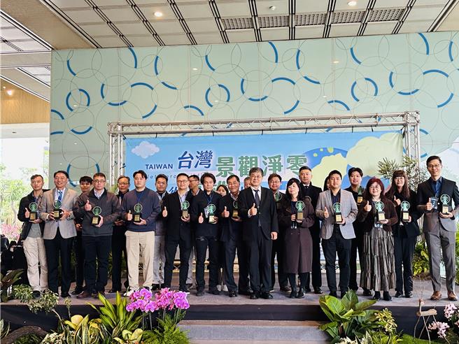 高雄市府推出的「高雄厝」27日举行颁奖典礼，由高雄市工务局长杨钦富（右前4）颁出16大优选建案。（任义宇摄）