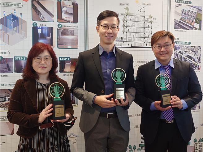 有2大建案获高雄厝优选的原东联合建筑师事务所总监林上立（中）分享获奖关键。（任义宇摄）
