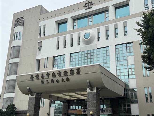 台中市林姓女子今年7月凌晨酒后骑车上路，不到1分钟，就在仅约100公尺处路口，撞上闯红灯走在斑马线的吴姓行人，台中地检署依酒驾致人于死罪起诉。（本报资料照片）