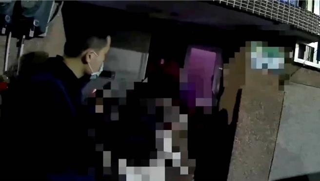 南港分局员警护送老妇返家。（翻摄照片／林郁平台北传真）