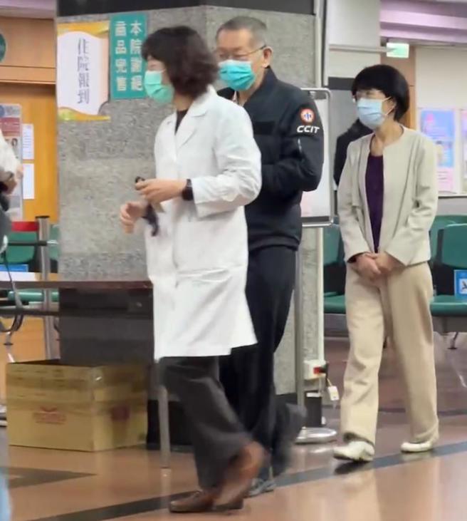 有民眾目击柯文哲疑似眼睛稍有不舒服，在探望完柯爸后也在妹妹柯美兰陪同下在眼科挂号就诊。（民眾提供）