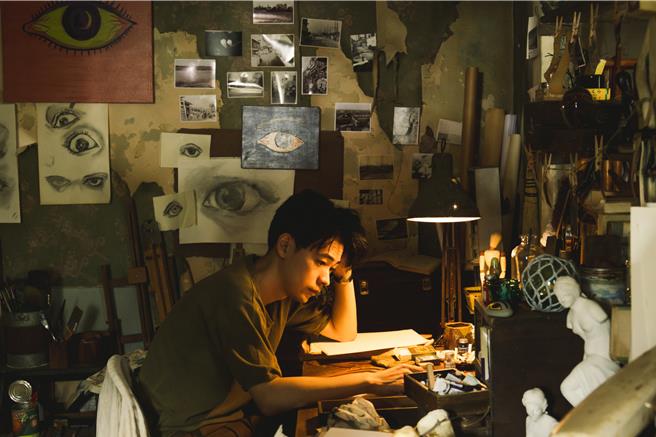 成田凌在《雨中的欲情》中饰演潦倒的漫画家义男。（光年映画提供）