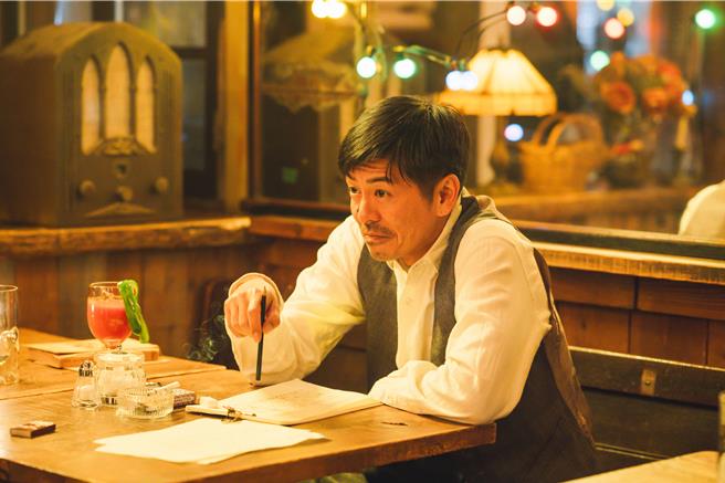 森田刚在《雨中的欲情》中饰演梦想成为小说家的神秘男子伊守。（光年映画提供）