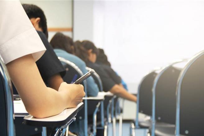 大陆最近掀起一股网购请专人帮忙盯哨自己学习生活，「花钱求自律」的风潮。（shutterstock）