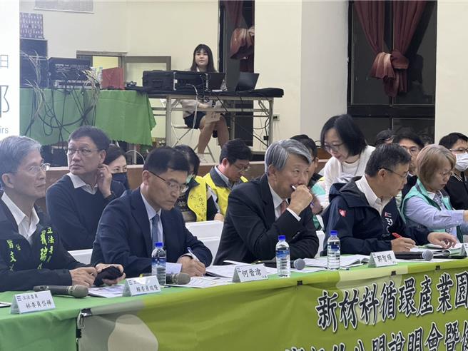 经济部长郭智辉（前排中）。（洪靖宜摄）