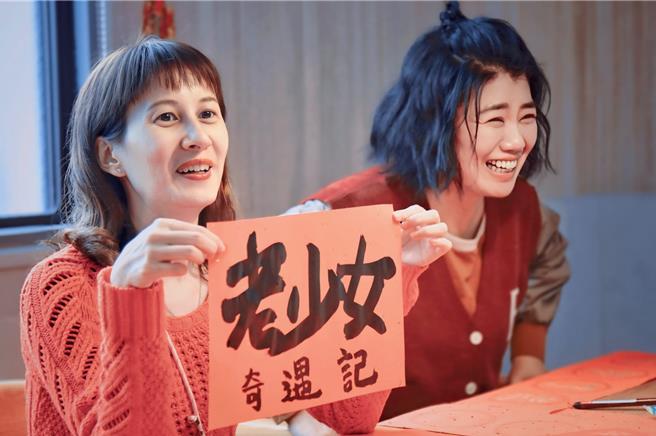 台湾媳妇LOIS（左）在日本五岛教导中文，右为严艺文。（桂田文化艺术基金会、桂田文创提供）