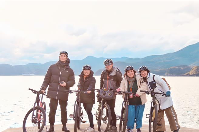 宋伟恩（左）、严艺文（右起）、锺欣凌在五岛化身特派记者，访问在当地生活的台湾人。（桂田文化艺术基金会、桂田文创提供）