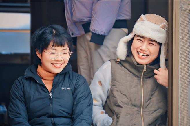 严艺文（右）访问在五岛生活的台湾人。（桂田文化艺术基金会、桂田文创提供）