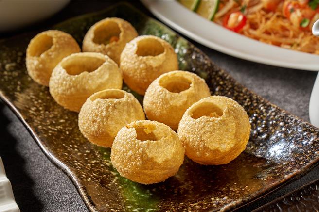 「马来西亚印度帕尼普里炸酥球」结合辛辣鹰嘴豆、切丁马铃薯、风味浓郁的酸辣酱等多样馅料，打造全新的南洋版本。(台北福华大饭店提供)