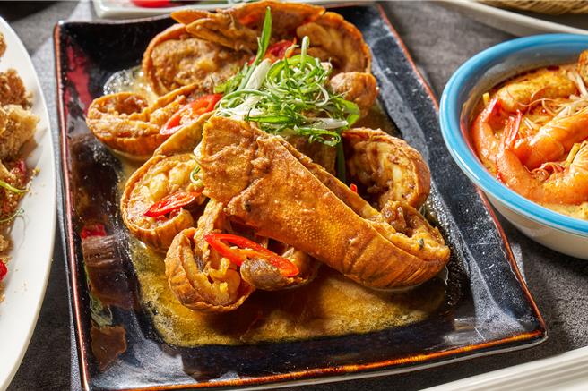 「新加坡咸蛋黄炒虾蛄」将炸好的虾蛄拌入以咸鸭蛋黄、蒜头、泰国辣椒和香气浓郁的咖哩叶调制而成的浓郁奶油酱汁中，香浓咸鲜。(台北福华大饭店提供)