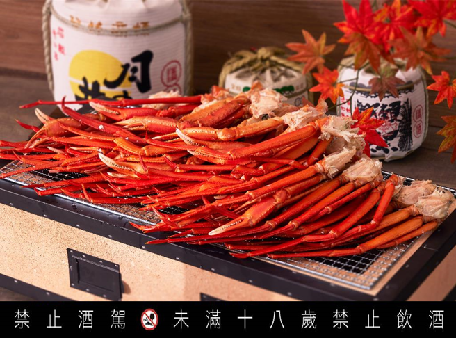 「十二厨」自助餐厅人气王之一清蒸北海道松叶蟹脚，以清蒸方式突显松叶蟹天然原味，是饕客必吃的冬季鲜味之王。(台北喜来登大饭店提供)★《中时新闻网》关心您：饮酒过量，有碍健康。酒后不开车，安全有保障！