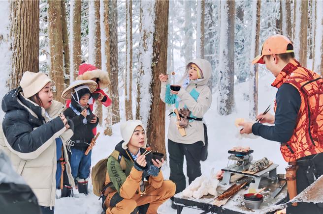 禾浩辰（中）和雪地里照顾锺欣凌（左）等人。（桂田文化艺术基金会、桂田文创提供）