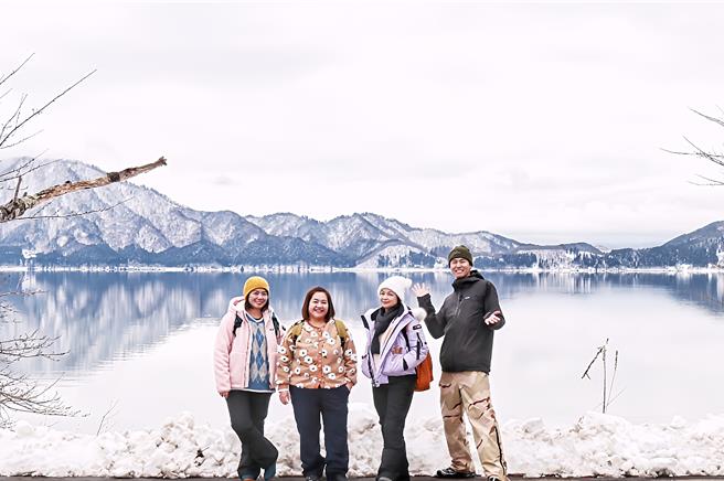 锺欣凌（左2）想拍田泽湖美景，结果都被风田（右）挡住。（桂田文化艺术基金会、桂田文创提供）