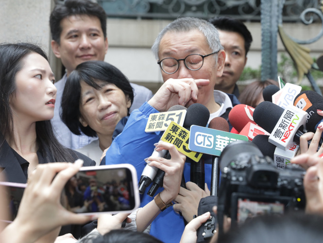 北院27日裁定交保，柯文哲完成交保后离开，妻子陈佩琪也现身迎接丈夫返家。（邓博仁摄）