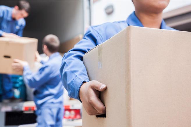 现在人工作繁忙，不少人会在网路上购物。（AI生成示意图)