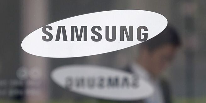 韩国电子大厂三星电子（Samsung）陷入苦战，8日发布第四季预期，营业获利年成长超过2倍，不过远低于分析师预期，遭竞争对手SK海力士狠甩在后。（图／美联社）