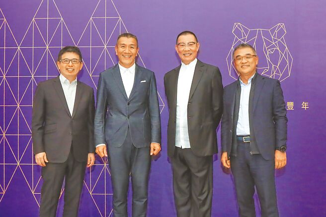 海悦国际开发董事长黄希文（右二）及总经理曾俊盛（左二）、王俊杰（右一）、林辅政（左一）等「海悦四大天王」，缔造不少惊叹号，与海悦独特的核心价值密不可分。图／海悦提供