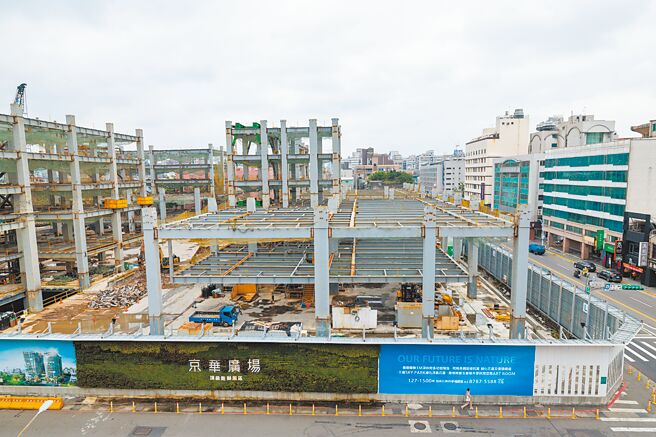图为京华广场工地现况。（郭吉铨摄)