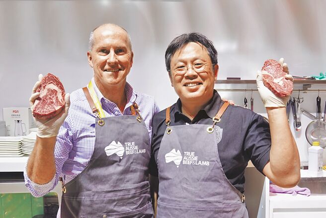 澳洲肉类及畜牧业协会工作人员在展示牛肉。（新华社）