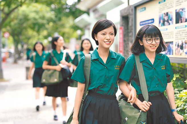 電影《夜校女生》由陳姸霏（右）、項婕如領銜主演。（興揚電影提供）