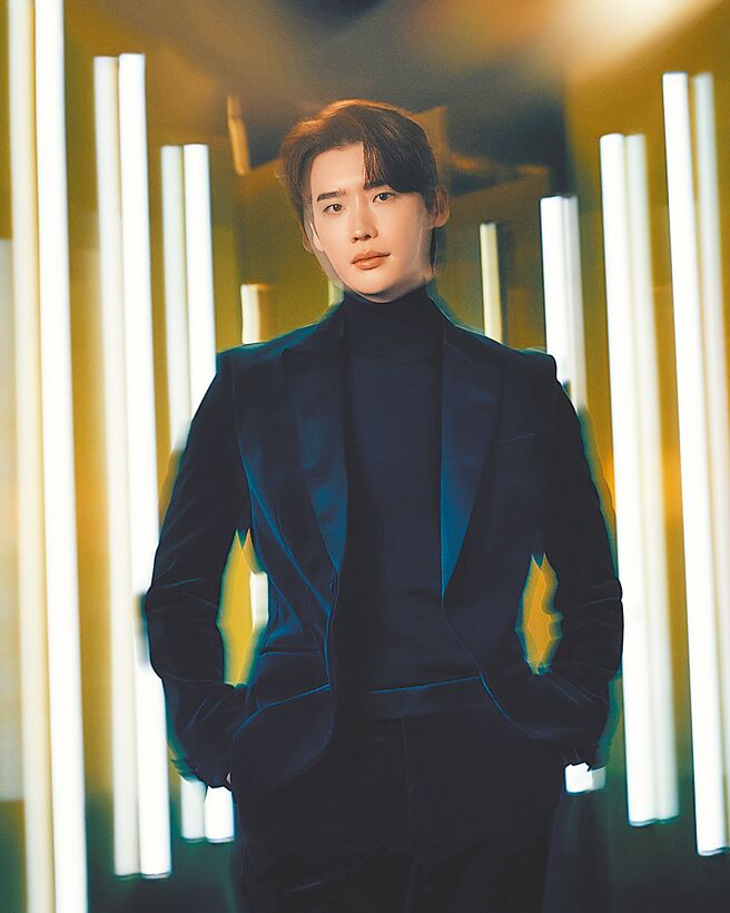 李锺硕身着BOSS Holiday系列西装，低调又优雅。（BOSS提供）