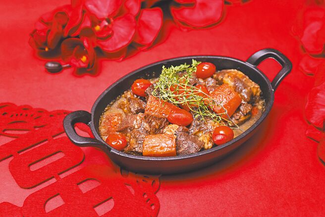 涵碧樓養生富貴年菜澎湃登場，以食材珍貴與養生為主題，圖為紅酒燉牛肉。（涵碧樓提供）