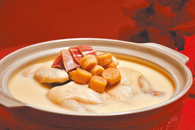 雪濃花膠極品鍋，溫潤甘醇、養顏美容又補身。（涵碧樓提供）