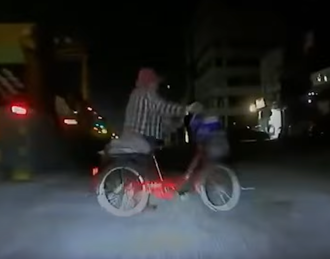 施工區遇「牽腳踏車阿嬤」闖紅燈 短褲妹煞不及噴飛