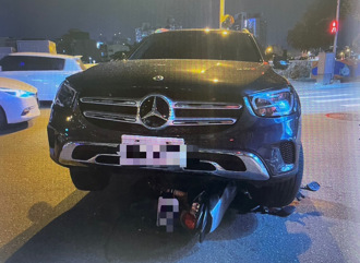 2機車路口碰撞！百萬賓士GLC 2分鐘後「直接輾過」 慘況曝光