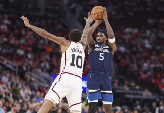 NBA》时势造英雄！爱德华兹致命三分助灰狼奇蹟逆转胜