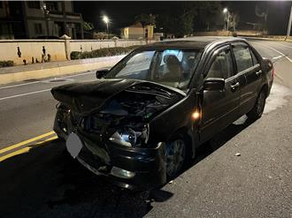 金門無照男凌晨違規超車   失控自撞紐澤西護欄