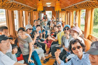 阿里山林鐵攜手天后宮  「保庇」列車傳遞平安祝福