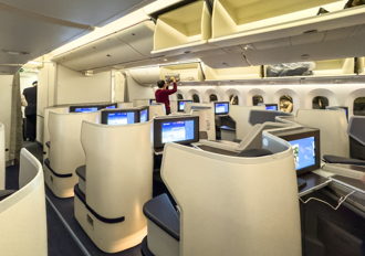 男友邀她陪出差 自己買商務艙 留女友坐經濟艙