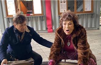 87歲周遊慘摔「半臉瘀青」像黑白郎君！驚嚇以為腦破：我命不該絕