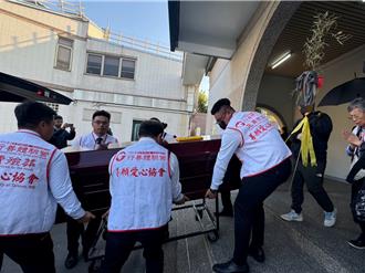 台中倉儲大火奪9命！ 水電工父子今告別式