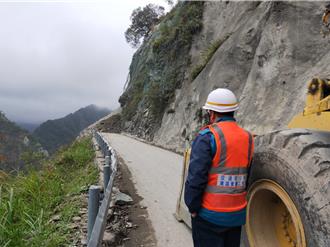 用路人注意！中橫西寶路段坍方 取消放行實施夜間封路