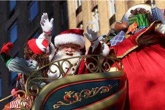 俄宣傳片應景！耶老喝可樂駕雪橇載北約飛彈 遭防空系統擊落
