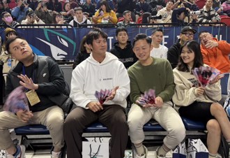 PLG》高國輝攜手江國豪看球 球員進場爬階梯印象深刻