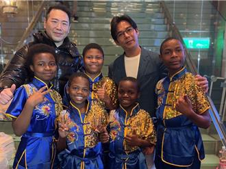 陳子強畫作6位數拍賣全捐贈 幫助非洲孩童有溫暖的家