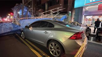 花蓮市區鷹架不敵強風倒塌 砸3車1騎士輕傷