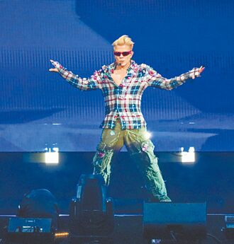 郭富城攻蛋爆意外 濺血跌落舞台照唱