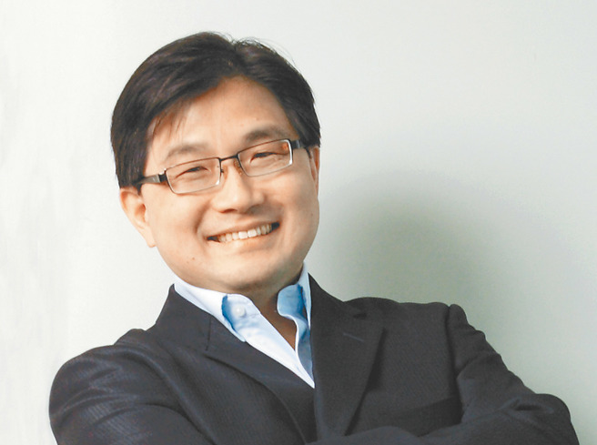  领航员：吴肇铭（桃园市政府智慧城乡发展委员会主任委员）。在张善政市长的带领下，桃园市各局处致力于以科技提升市政服务。近两年，桃园市荣获多项国内外智慧城市奖项，充分展现市政府推动「智慧桃园」的努力及运用新兴科技优化公共服务的企图心！我们将持续努力，不断提升市民的生活品质及城市竞争力，致力将桃园打造成为科技新都及智慧城市。（图／桃园市政府智慧城乡发展委员会提供）