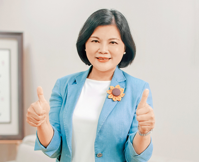 領航員：張麗善（雲林縣縣長）。交通部觀光署公布，2023年雲林縣遊憩據點觀光人次達1973萬人次，創下雲林有史以來最高峰，顯示雲林以文化推動觀光的策略有成，正式躍升觀光大縣！推薦雲林山海平原全台限定的新春旅遊選擇，不論是山區櫻花盛開的古坑草嶺石壁（2/10-3/10），慢步森林療癒基地步道賞櫻森呼吸，或是平原區的糖都虎尾甜蜜追五分車（12-3月），體驗全台唯一糖業文化路徑，再到海區「2025北港燈會」（1/24-2/14）賞燈趣，一睹獲獎無數含金量最高的燈會原鄉風采，歡迎大家新春旅遊來雲林好！我們雲林人的好客與熱情，邀請您來細細品味雲林這片土地的獨特魅力！（雲林縣政府提供）

