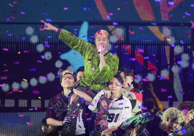 郭富城27日首场台北小巨蛋演唱会，唱到经典招牌歌〈对你爱不完〉时，全场嗨翻。（罗永铭摄）