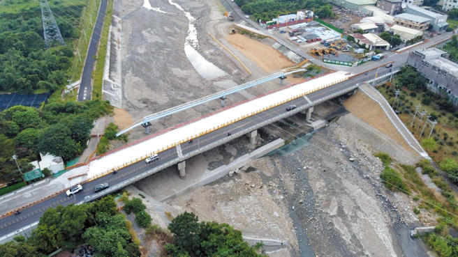 古坑乡水碓南桥改建工程承受高风险的临水、交通安全作业，获金安奖肯定。（云林县政府交通工务局）
