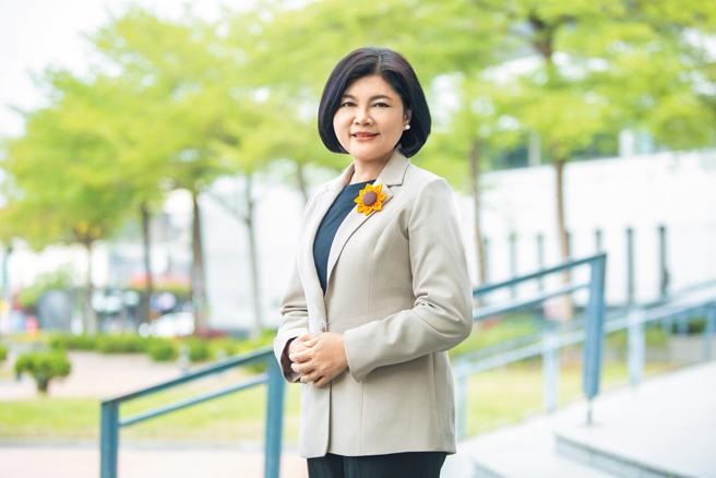 领航员：张丽善（云林县县长）。云林县同时荣获金路奖、金安奖肯定是对所有基层公务员的最大鼓励，也是县府兑现「路平、路洁、桥安全」承诺的最佳验证，她特别感谢汪令尧局长的领导，与「路平志工大联盟」协力。每个劳工都像是她的家人，要有安全的工作环境，县府将持续投入公共工程之职业安全卫生改善，达成「逐年减灾，杜绝灾害」目标。（云林县政府交通工务局）

