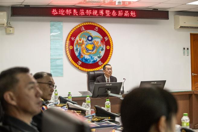  顾部长前往海军龙泉营区，实地了解陆战队新兵训练作为。（军闻社记者王茗生摄）