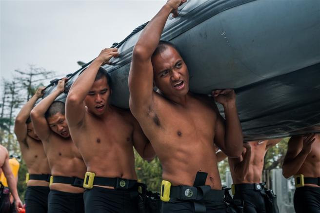  学员合力顶艇，展现团队精神。（记者陈怡璇摄）