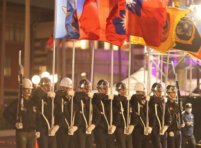  三軍儀隊實施夜間預演，期於元旦為國人展現精采演出。（記者傅文琦攝）